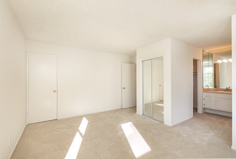 Bedroom with Carpet Floors, Mirrored Wardrobe Closet and En Suite